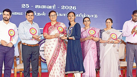 தேசிய வாக்காளர் தின விழாவில் புதிய வாக்காளர்களுக்கு வாக்காளர் அட்டையை தலைமை தேர்தல் அலுவலர் அர்ச்சனா பட்நாயக் நேற்று வழங்கினார். இதில் மாவட்ட தேர்தல் அலுவலர் ஜெ.குமரகுருபரன், ஆட்சியர் ரஷ்மி சித்தார்த் ஜகடே உட்பட உயர் அதிகாரிகள் பங்கேற்றனர்.