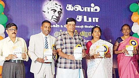 சென்​னை, வியாசர்​பாடி​யில் உள்ள கலாம் சபா நூல​கம் சார்​பில் நேற்று நடைபெற்ற முப்​பெரும் விழா​வில் ராணுவ விஞ்​ஞானி வி.டில்லி​பாபு எழு​திய ‘வெள்​ளோட்டம் வெல்லட்​டும்’ நூலை சென்னை வானிலை ஆய்வு மைய முன்​னாள் இயக்​குநர் எஸ்​.ஆர்​.ரமணன் வெளி​யிட்​டார். உடன்​ காவல்​துறை ஐஜி சா​முண்​டீஸ்​வரி, இந்​துஸ்​தான்​ வி​மான​வியல்​ நிறு​வன தலை​மை மேலா​ள​ர் க.செல்​வி உள்​ளிட்​டோர்​.