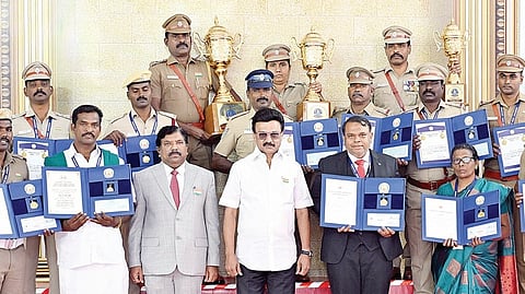 குடியரசு தின விழாவில் அண்ணா பதக்கங்கள், காந்தியடிகள் காவலர் பதக்கங்கள், கோட்டை அமீர் மத நல்லிணக்க விருது, டாக்டர் நாராயணசாமி நாயுடு வேளாண்மை விருது, சிறந்த காவல் நிலையத்துக்கான முதல்வரின் கோப்பைகளைப் பெற்றவர்கள், முதல்வர் ஸ்டாலினுடன் குழு புகைப்படம் எடுத்துக் கொண்டனர்.