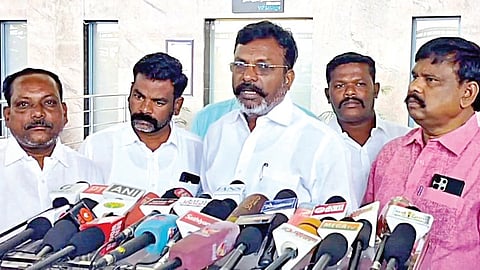 திருச்சி விமான நிலையத்தில் நேற்று செய்தியாளர்களிடம் பேசிய விசிக தலைவர் திருமாவளவன். 