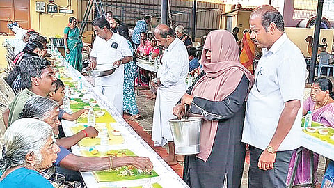 தஞ்சாவூர் விளார் சாலையில் உள்ள வீரமாகாளியம்மன் கோயிலில் கிடாவெட்டி பொதுமக்களுக்கு கறி விருந்து அளித்த முஸ்லிம் தம்பதியர்.