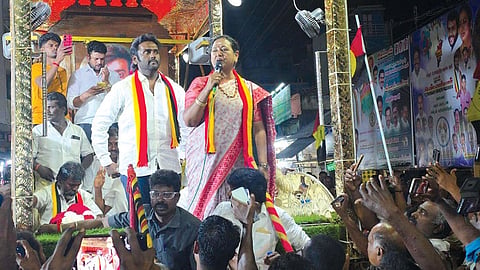சாத்தூரில் பொதுமக்களிடம் பேசிய தேமுதிக பொதுச்செயலாளர் பிரேமலதா. அருகில், விஜயபிரபாகரன்.