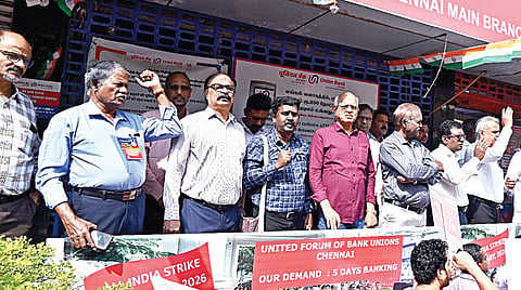பல்வேறு கோரிக்கைகளை வலியுறுத்தி அகில இந்திய அளவில் பொதுத்துறை மற்றும் தனியார் வங்கி ஊழியர்கள் சார்பில் நேற்று  வேலைநிறுத்தப் போராட்டம்  நடந்தது. இதையொட்டி, சென்னை பிராட்வேயில் ஆர்ப்பாட்டத்தில் ஈடுபட்ட ஊழியர் மற்றும் அதிகாரிகள். | படம்: எல்.சீனிவாசன் |