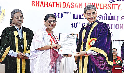 திருச்சி பாரதிதாசன் பல்கலை.யில் நேற்று நடைபெற்ற பட்டமளிப்பு விழாவில் உயர் நீதிமன்ற நீதிபதி ஆர்.என்.மஞ்சுளாவுக்கு முனைவர் பட்டம் வழங்கினார் ஆளுநர் ஆர்.என்.ரவி. உடன், நாக் கமிட்டி இயக்குநர் ஜி.கண்ணபிரான். | படம்: எம்.மூர்த்தி |