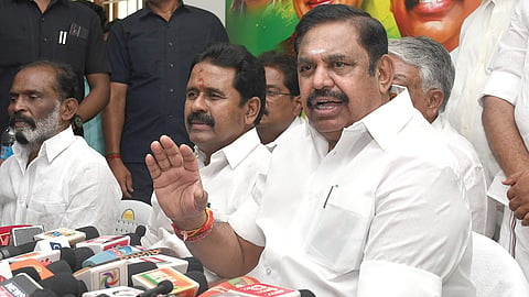 சேலம் மாவட்​டம் ஓமலூரில் அதி​முக கட்சி அலு​வல​கத்​தில் பொதுச் செய​லா​ளர் பழனி​சாமி செய்​தி​யாளர்​களுக்கு நேற்று பேட்டியளித்தார்.