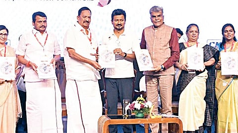 கோவை கொடிசியாவில் நேற்று தொடங்கிய சர்வதேச ஜவுளி மாநாட்டில் ஒருங்கிணைந்த  புதிய ஜவுளிக்கொள்கை அறிக்கையை வெளியிட்ட துணை முதல்வர் உதயநிதி ஸ்டாலின், அமைச்சர் ஆர்.காந்தி, செந்தில்பாலாஜி எம்.எல்.ஏ., ஏஇபிசி தலைவர் ஆ.சக்தி வேல், மாநகராட்சி மேயர் கா.ரங்கநாயகி ராமச்சந்திரன், கைத்தறி, துணிநூல் கதர்துறை செயலர் வே.அமுதவல்லி, துணி நூல்துறை ஆணையர் இரா.லலிதா,தென்னிந்திய நூற்பாலைகள் சங்கத்தின் துரை பழனிச்சாமி உள்ளிட்டோர்.   படம்: ஜெ.மனோகரன்