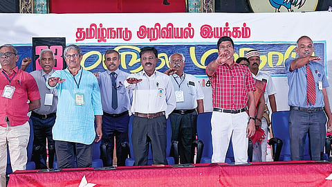 சிவகாசியில் நேற்று ெதாடங்கிய தமிழ்நாடு அறிவியல் இயக்கத்தின் 23-வது மாநில மாநாட்டில், காந்தியடிகள் நினைவுநாளை முன்னிட்டு வன்முறை ஒழிப்பு உறுதிமொழி&nbsp; ஏற்றுக்கொண்ட விருதுநகர் மாவட்ட ஆட்சியர் என்.ஓ.சுகபுத்ரா மற்றும் அறிவியல் இயக்க நிர்வாகிகள். 