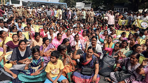 அமைச்சர் அன்பில் மகேஸ் வேண்டுகோளை ஏற்று இடைநிலை ஆசிரியர்கள் போராட்டம் நிறுத்தம்