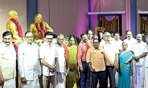 சிவகங்கை மாவட்டம் சிறாவயலில் ஜீவா நினைவரங்கை திறந்து வைத்த முதல்வர் மு.க.ஸ்டாலின். அருகில் அமைச்சர்கள் சிவ.வீ.மெய்யநாதன், மு.பெ.சாமிநாதன், முன்னாள் மத்திய அமைச்சர் ப.சிதம்பரம், இந்திய கம்யூனிஸ்ட் முன்னாள் மாநில செயலாளர் முத்தரசன் உள்ளிட்டோர். | படம்: எல்.பாலச்சந்தர் |