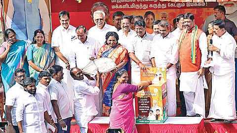 பாஜக தேர்தல் அறிக்கைக்காக மக்களிடமிருந்து கருத்து கேட்பதற்காக, தனித்தனி பிரச்சார வாகனத்தை மத்திய தகவல் மற்றும் ஒலிபரப்புத்துறை, இணை அமைச்சர் எல்.முருகன் கொடியசைத்து தொடங்கி வைத்தார். உடன் பாஜக மாநிலத் தலைவர் நயினார் நாகேந்திரன், தேசிய பார்வையாளர் அரவிந்த் மேனன், முன்னாள் ஆளுநர் தமிழிசை சவுந்தரராஜன் உள்ளிட்டோர். | படம்: ம.பிரபு |