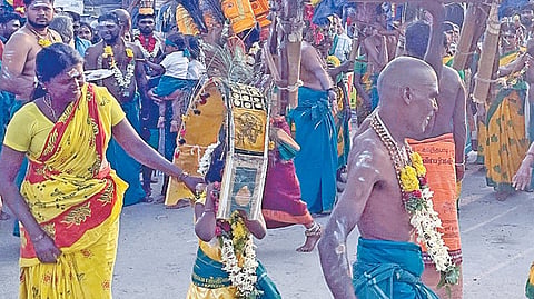 பழநியில் தைப்பூசத்தை முன்னிட்டு காவடி எடுத்து வந்து ஆடிப்பாடி மகிழ்ந்த பக்தர்கள். 