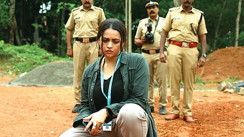 ‘அனோமி’​யில் தடய​வியல் நிபுணராக பாவனா