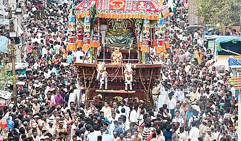 பழநி தைப்பூசத் திருவிழாவையொட்டி பெரியநாயகியம்மன் கோயில் அருகே ரத வீதியில் பக்தர்கள் வெள்ளத்தில் மிதந்து வந்த தேர். (உள்படம்) தேரில் சிறப்பு அலங்காரத்தில் எழுந்தருளிய வள்ளி, தெய்வானை சமேத முத்துக்குமார சுவாமி. | படங்கள்: நா.தங்கரத்தினம் |