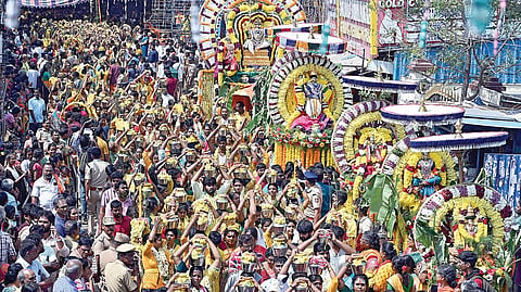 தைப்பூசத்தை ஒட்டி, சென்னை வடபழனி முருகன் கோயிலில் பால்குடம் எடுத்து தீ மிதித்து, அலகு குத்தி ஊர்வலமாக வந்த பக்தர்கள் கூட்டம். | படங்கள்: எஸ்.சத்தியசீலன் |
