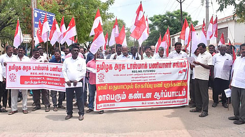 40 அம்ச கோரிக்​கைகளை வலி​யுறுத்தி டாஸ்​மாக் பணி​யாளர்​கள் 26-ல் வேலைநிறுத்​தம்