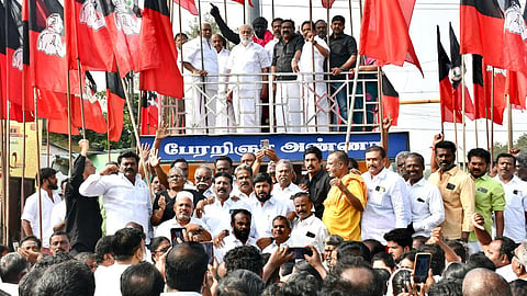 திண்டுக்கல்லில் அண்ணா நினைவு தினத்தை முன்னிட்டு அவரது சிலைக்கு மாலை அணிவித்து மரியாதை செலுத்திய அமைச்சர் ஐ.பெரியசாமி. 