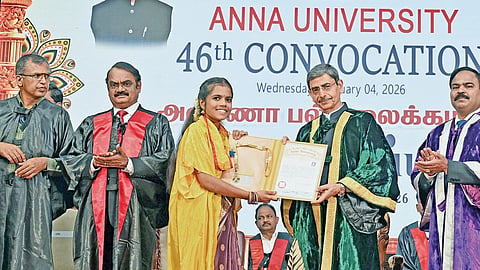 அண்ணா பல்கலைக்கழக பட்டமளிப்பு விழாவில் மாணவி ஒருவருக்கு பட்டம் வழங்குகிறார் ஆளுநர் ஆர்.என்.ரவி.  உடன் உயர்கல்வித் துறை செயலர் பொ.சங்கர், இஸ்ரோ செயற்கைக் கோள் மைய முன்னாள் இயக்குநர் மயில்சாமி அண்ணாதுரை, பல்கலைக்கழக பதிவாளர் வி.குமரேசன், தேர்வு கட்டுப்பாட்டு அலுவலர் பி.சக்திவேல். படம்: எஸ்.சத்தியசீலன்