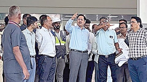 ராமேசுவரம் ரயில் நிலை​யத்​தில் ஆய்வு மேற்​கொண்ட தெற்கு ரயில்வே பொது மேலாளர் ஆர்​.என்​.சிங். உடன், மதுரை கோட்​ட மேலா​ளர்​ ஓம்​பிர​காஷ் மீனா உள்​ளிட்​டோர்​.