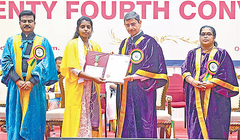 சேலம் பெரி​யார் பல்​கலை.​யில் நேற்று நடை​பெற்ற பட்​டமளிப்பு விழா​வில் மாணவிக்கு பட்​டம் வழங்​கிய ஆளுநர் ஆர்​.என்​.ர​வி. உடன், திரு​வனந்​த​புரம் என்​ஐஐஎஸ்டி இயக்​குநர் அனந்​த​ராமகிருஷ்ணன் உள்​ளிட்​டோர்.படம்: எஸ்​.குரு பிர​சாத்