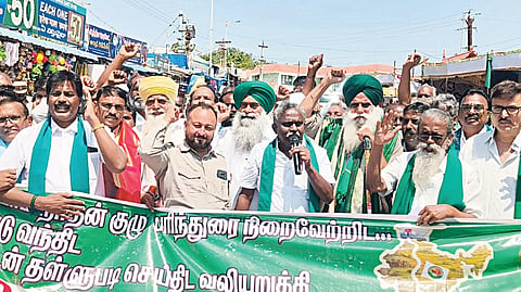 கன்னியாகுமரியில் நேற்று யாத்திரையைத் தொடங்கிய, ஐக்கிய விவசாயிகள் சங்க தேசிய ஒருங்கிணைப்பாளர் ஜக்ஜித்சிங் தல்லேவால் தலைமையிலான விவசாயிகள்.