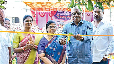 ஸ்ரீமாதங்கி டெக்ஸ்டைல்ஸ் நிறுவனத்தின் சமூகப் பொறுப்பு திட்டத்தின்கீழ் ராணிப்பேட்டை மாவட்டம் நெமிலி பேரூராட்சி அரசு மகளிர் மேல்நிலைப் பள்ளியில் கட்டப்பட்டுள்ள 3 வகுப்பறைகள் கொண்ட கட்டிடத்தை அந்நிறுவனத்தின் நிறுவனத் தலைவர் கடிகாசலம் திறந்துவைத்தார்.