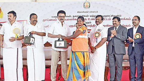 தமிழகம் முழுவதும் மாநகராட்சி, நகராட்சி, பேரூராட்சிகளில் மொத்தம் 1.30 லட்சம் தூய்மைப்&nbsp;பணியாளர்களுக்கு உணவுத் திட்டம் விரிவாக்கத்தை திருவள்ளூர் மாவட்டம் போளிவாக்கம் ஊராட்சியில் முதல்வர் ஸ்டாலின் நேற்று தொடங்கி வைத்து, தூய்மைப் பணியாளர்களுக்கு உணவுக் கலன்களை வழங்கினார். உடன், அமைச்சர்கள், உயர் அதிகாரிகள் உள்ளிட்டோர்.