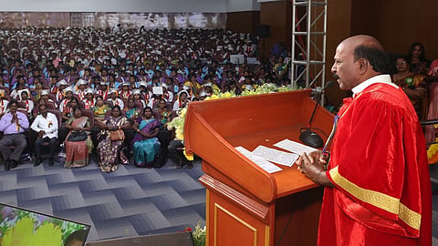 சென்​னை​யில் நடந்த பட்​டமளிப்பு விழா​வில் செவிலிய மாணவ, மாணவி​களுக்கு பட்​டங்​களை வழங்கி உரையாற்றிய அமைச்​சர் மா.சுப்​பிரமணி​யன்