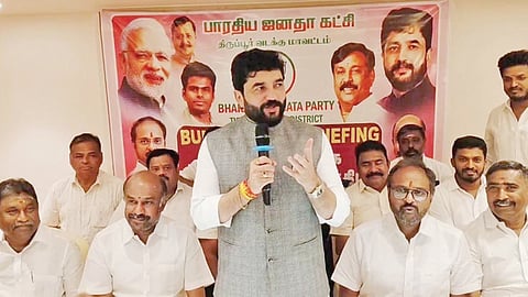 திருப்பூரில் நேற்று நடந்த பட்ஜெட் தொடர்பான கருத்தரங்கில் பேசிய மத்திய விமான போக்குவரத்துத் துறை  இணை அமைச்சர் முரளிதர் மோகல்.