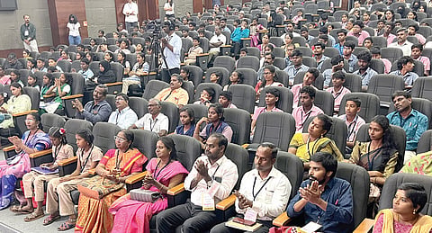 விஐடி சென்னை மற்றும் இந்து தமிழ் திசை சார்பில் 'நாளைய விஞ்ஞானி 2025' நிகழ்வு சென்னை விஐடி வளாகத்தில் நடந்தது. இதில் சென்னை, காஞ்சி, செங்கல்பட்டு, வேலூர், கள்ளக்குறிச்சி, ராணிப்பேட்டை மாவட்டங்களிலிருந்து பள்ளி மாணவ மாணவியர்,  அவர்களின் பெற்றோர் கலந்துகொண்டனர். | படங்கள்: எம்.முத்துகணேஷ் |