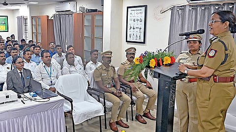 தனியார் காவலர்களுக்கு தீ பாதுகாப்பு குறித்த விழிப்புணர்வு பயிற்சியை சென்னை அசோக் நகரில் உள்ள தீயணைப்பு நிலையத்தில் தீயணைப்பு மற்றும் மீட்பு பணிகள் துறை இயக்குநரும், டிஜிபி-யுமான சீமா அகர்வால் தொடங்கி வைத்தார். இணை இயக்குநர் சத்யநாராயணன், மாவட்ட அலுவலர் ஆர்னிஷா பிரியதர்ஷினி உள்பட பலர் கலந்து கொண்டனர். | படம்: ம.பிரபு |&nbsp;