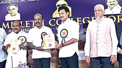 காயிதே மில்லத் கல்லூரி பொன்விழா கொண்டாட்ட நிறைவு விழாவில் கல்லூரி பொன்விழா மலரை அமைச்சர்கள்  மா.சுப்பிரமணியன், கோவி.செழியன், அன்பில் மகேஸ் பொய்யாமொழி ஆகியோர் வெளியிட்டனர். உடன், கல்லூரி தாளாளர் தாவூத் மியாகான், ராயல் கிங்ஸ் குழும தலைவர் சிராஜுதீன் உள்ளிட்டோர். | படம்: எம்.முத்துகணேஷ் |
