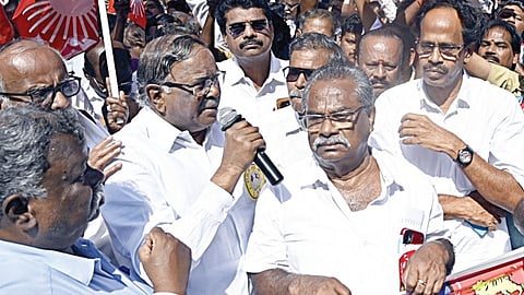 மத்திய அரசின் தொழிலாளர் விரோத நடவடிக்கைகளைக் கண்டித்து, சென்னை அண்ணா சாலை தபால் அலுவலகம் அருகே நேற்று நடைபெற்ற ஆர்ப்பாட்டத்தில் கலந்து கொண்ட இந்திய கம்யூனிஸ்ட் மாநிலச் செயலாளர் மு.வீரபாண்டியன் உள்ளிட்டோர்.  படம்: ம.பிரபு