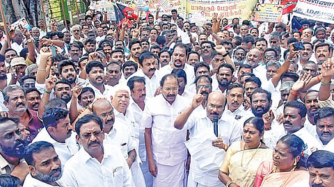 டாஸ்மாக் ஊழியர்களுக்கு பணி நிரந்தரம், காலிப் பணியிடங்களை நிரப்புதல் உள்ளிட்ட பல்வேறு கோரிக்கைகளை வலியுறுத்தி, அதிமுகவின் அண்ணா தொழிற்சங்கப் பேரவை சார்பில் ஆர்ப்பாட்டம் சென்னை எழும்பூரில் நேற்று நடைபெற்றது. இதில் முன்னாள் அமைச்சர்கள் தங்கமணி, ஜெயக்குமார் உள்ளிட்டோர் பங்கேற்றனர். | படம்: எஸ்.சத்தியசீலன் |