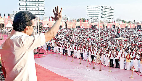 சென்னை மற்றும் விழுப்புரம் மண்டல திமுக வாக்குச்சாவடி குழுவினருக்கான பயிற்சி மாநாடு திருவிடந்தையில் நேற்று நடைபெற்றது. இதில் கலந்து கொண்ட முதல்வர் ஸ்டாலின் கட்சியினரின் உற்சாக வரவேற்பை ஏற்றுக் கொண்டார். 