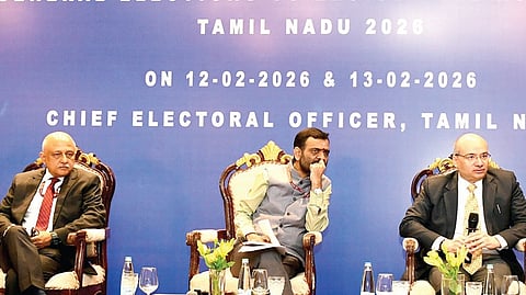 தேர்தல் ஏற்பாடுகள் குறித்து மாவட்ட தேர்​தல் அதி​காரி​கள்,  காவல் துறை  உயர் அதிகாரிகளுடன் தேர்தல் ஆணையக்குழு அதிகாரிகள் சென்னையில் நேற்று ஆலோசனை நடத்தினர்.