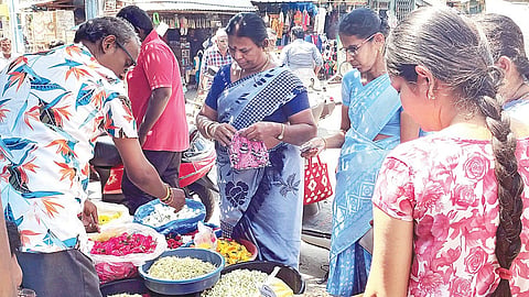விருதுநகர்​ சந்​தை​யில்​ பூக்​களை வாங்​கிய பெண்​கள்​.
