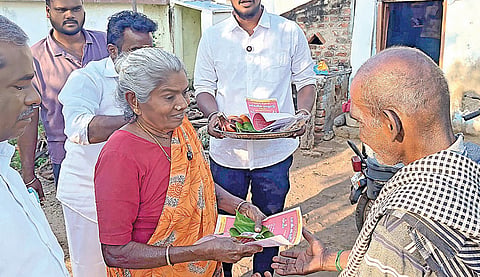 வீடு, வீடாகச் சென்று வெற்றிலை, பாக்குடன் அழைப்பு விடுக்கும் அன்னம்மாள்.