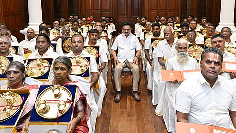 ஒருகால பூஜை திட்டத்தில் 1,000 கோயில்கள் இணைப்பு: அர்ச்சகர்களுக்கு ரூ.1,500 ஊக்கத்தொகை வழங்கினார் முதல்வர் 