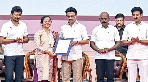 சென்னை நேரு உள்விளையாட்டு அரங்கில் நேற்று நடைபெற்ற  நிகழ்ச்சியில், டிஎன்பிஎஸ்சி, டிஆர்பி, எம்ஆர்பி மூலம் அரசு பணிகளுக்குத் தேர்வு செய்யப்பட்டவர்களுக்கு பணி நியமன ஆணைகளை முதல்வர் மு.க.ஸ்டாலின் வழங்கினார். உடன் துணை முதல்வர் உதயநிதி ஸ்டாலின், அமைச்சர்கள் மா.சுப்பிரமணியன், என்.கயல்விழி செல்வராஜ், அன்பில் மகேஸ், தலைமைச் செயலர் நா.முருகானந்தம் உள்ளிட்டோர். | படம்: எஸ்.சத்தியசீலன் |