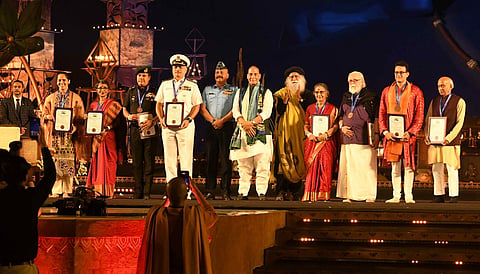 கோவை ஈஷா வளாகத்தில் இன்று நடைபெற்ற  மகா சிவராத்திரி விழாவில், ‘பவ்ய பாரத் பூஷன்’ விருதினை  பெற்றுக் கொண்டவர்களுடன், விருது வழங்கிய சிறப்பு விருந்தினரான பாதுகாப்புத்துறை அமைச்சர் ராஜ்நாத் சிங், ஈஷா நிறுவனர் சத்குரு உள்ளிட்டோர் கலந்து கொண்டனர்.   படம்: ஜெ.மனோகரன்  