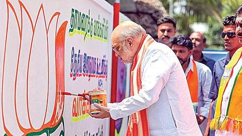 காரைக்கால் மாவட்டம் கோட்டுச்சேரியில் புதுச்சேரி சட்டப்பேரவைத் தேர்தலுக்கான சுவர் விளம்பரத்தை எழுதி தொடங்கி வைத்த மத்திய உள்துறை அமைச்சர் அமித் ஷா. படம்: வீ.தமிழன்பன்