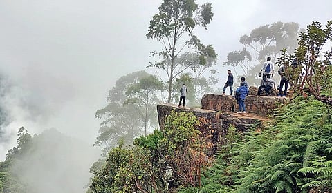 கொடைக்கானல் அருகே வட்டக்கானல் பகுதியில் உள்ள சுற்றுலா இடமான டால்பின் நோஸ்.