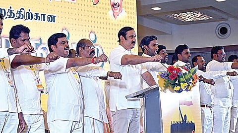 பல்லாவரத்தில் நடைபெற்ற பாமக மாணவர் சங்க பொதுகுழு கூட்டத்தில் கட்சித் தலைவர் அன்புமணி தலைமையில் நிர்வாகிகள், மது ஒழிப்பு உறுதிமொழி ஏற்றனர்.  படம்:எம்.முத்துகணேஷ் 