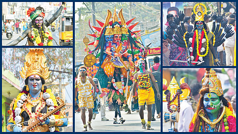 வேலூரில் மயான கொள்ளை திருவிழாவையொட்டி, கடவுள், தேவதைகள் வேடமணிந்து ஊர்வலமாக  சென்று நேர்த்திக்கடனை செலுத்திய பக்தர்கள். | படங்கள்: வி.எம்.மணிநாதன். |