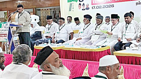 சென்னை ராயபுரத்தில் நேற்று நடைபெற்ற இந்திய யூனியன் முஸ்லிம் லீக் கட்சியின் மாநில அவசர செயற்குழுக் கூட்டத்தில் பங்கேற்ற தேசிய தலைவர் காதர் மொகி​தீன், நிர்வாகிகள்.
