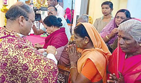 வேளாங்கண்ணி பேராலயத்தில் சாம்பல் புதனை முன்னிட்டு கிறிஸ்தவர்களின் நெற்றியில் சாம்பல் பூசிய அருட்தந்தை. 