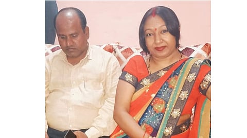 ராம் பவன். இவரது மனைவி துர்​காவ​தி.