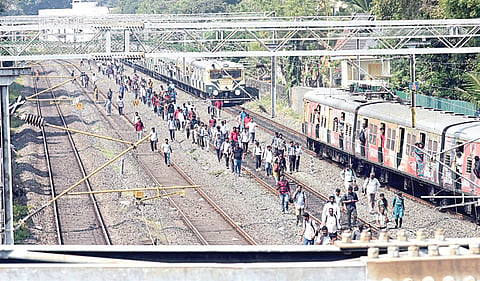தாம்பரம் - கடற்கரை இடையே சிக்னல் கோளாறு காரணமாக மின்சார ரயில்கள் ஆங்காங்கே நிறுத்தப்பட்டதால் பயணிகள் பாதி வழியில் இறங்கி நடந்து செல்லும் சூழல் ஏற்பட்டது. | இடம்: சேத்துப்பட்டு. |