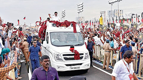 மதுரையில் நடந்த தென் மண்டல திமுக முகவர்கள் கூட்டத்துக்கு வந்த முதல்வர் மு.க.ஸ்டாலினுக்கு உற்சாக வரவேற்பு அளித்த கட்சியினர்.&nbsp; படம்: நா.தங்கரத்தினம்
