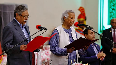 நாட்டின் தலைமை ஆலோசகராக முகமது யூனுஸ்-க்கு பதவிப் பிரமாணம் செய்து வைத்த அதிபர் முகமது ஷஹாபுதின்&nbsp;| கோப்புப் படம்